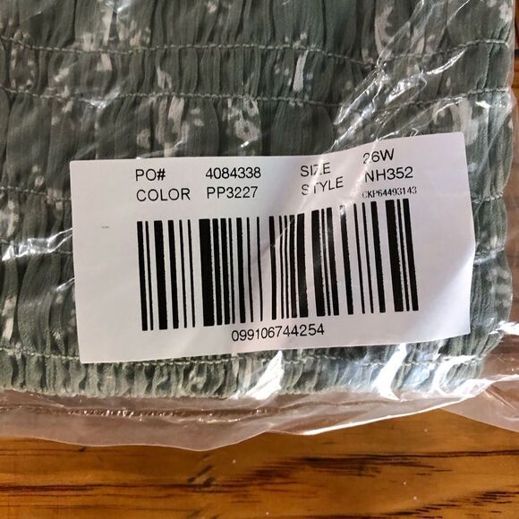 MADEWELL V-Neck Cottage Garden Smocked Lucie Top Green - 26W - Picture 16 of 16